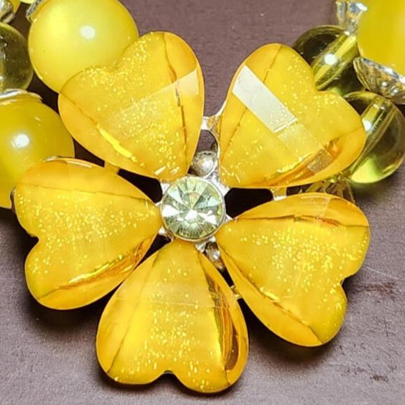 Vintage Costume Jewelry Stretch Bracelet with yellow glass beads & yellow flower - Picture 2 of 3